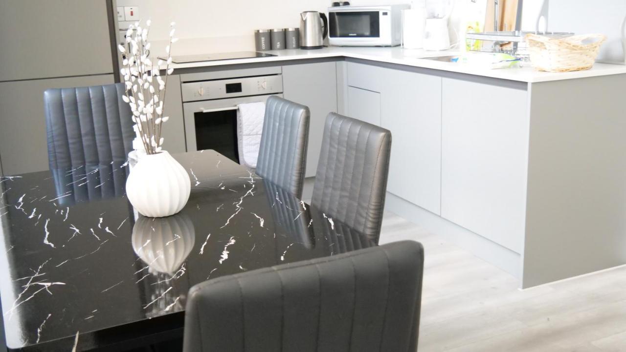 Stylish 2 Bedrooms, 2 Bathrooms With Workspace In Milton Keynes Exterior photo