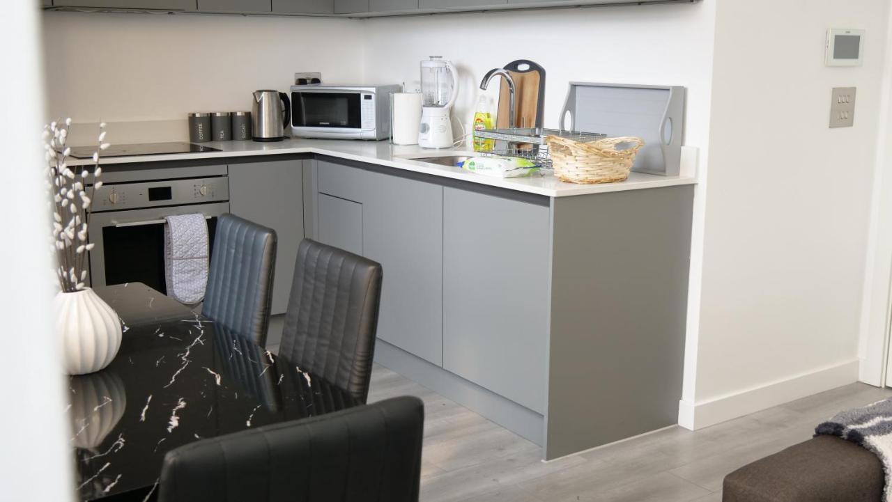 Stylish 2 Bedrooms, 2 Bathrooms With Workspace In Milton Keynes Exterior photo