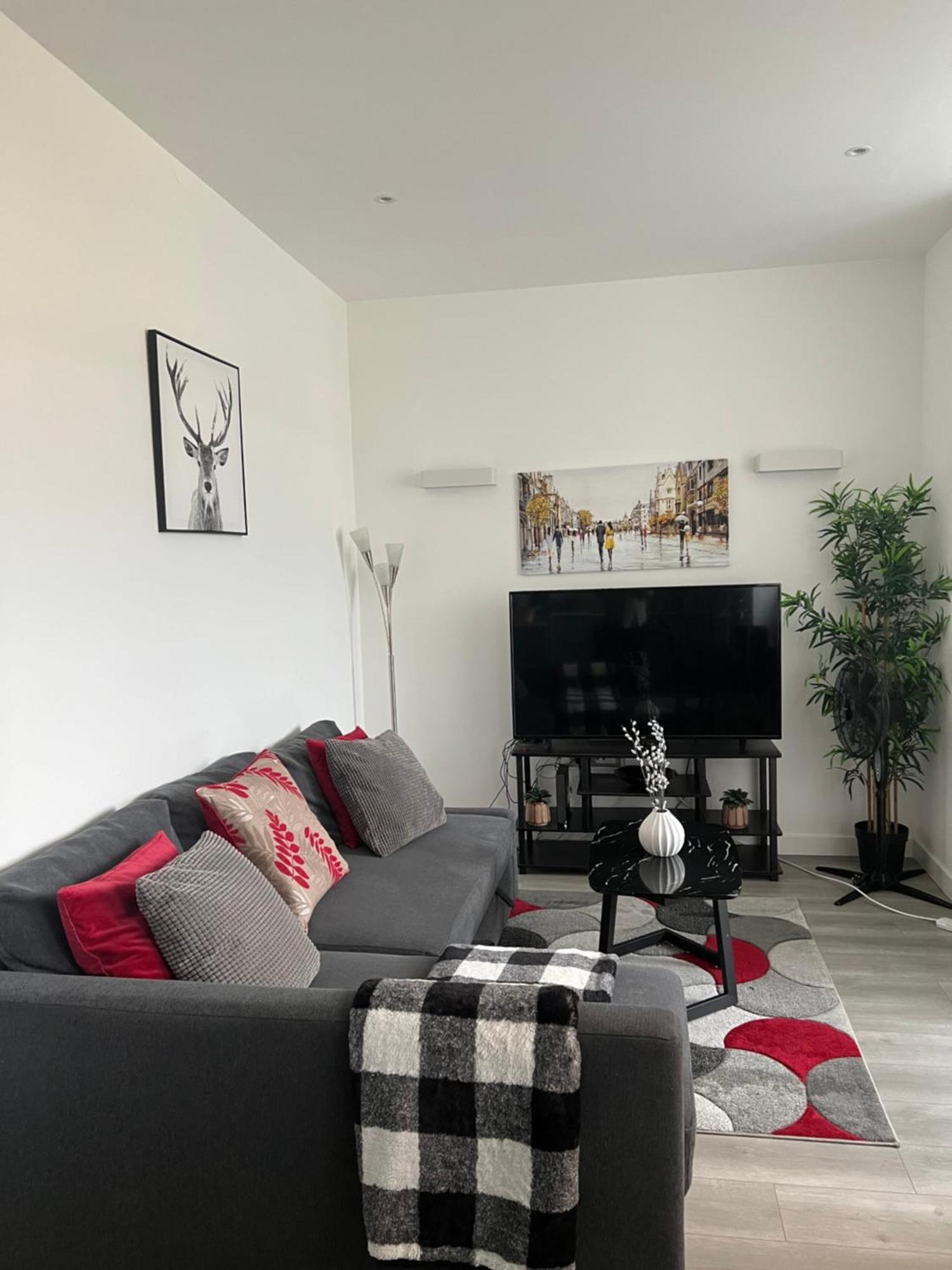 Stylish 2 Bedrooms, 2 Bathrooms With Workspace In Milton Keynes Exterior photo
